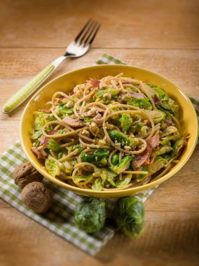 Makarna ile jambon brussel filiz ve fındık, selctive odak