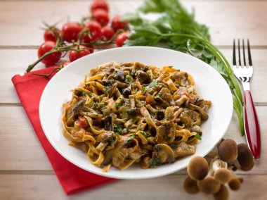 tagliatelle mantarlı, seçici odak