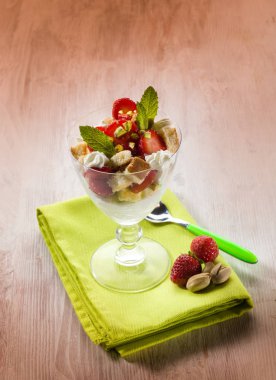 tatlı çilek ve fıstık ile