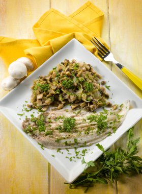 tek balık sauteeed mantar ile