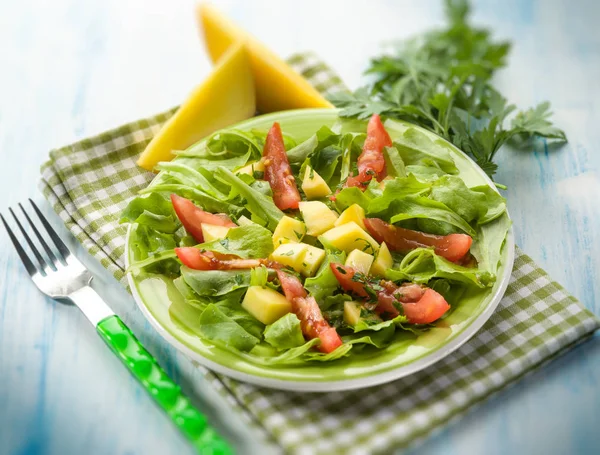 Salata Marul Mango Domates Seçici Odak Ile — Stok fotoğraf