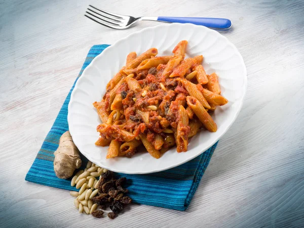 Pasta Con Pomodori Uva Secca Pinoli — Foto Stock