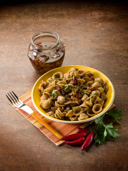 Integrerad Orecchiette Med Soltorkade Tomater — Stockfoto