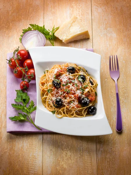 Spaghetti Met Zwarte Olijven Tomaten Parmezaanse Kaas — Stockfoto