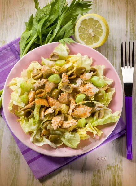 Tavuk Salatası Marul Kereviz Kırmızı Biber Zeytin — Stok fotoğraf