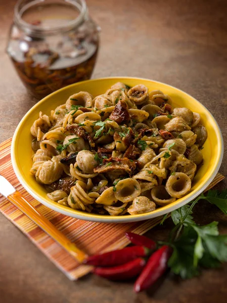 Integrerad Orecchiette Med Torkade Tomater Selektivt Fokus — Stockfoto