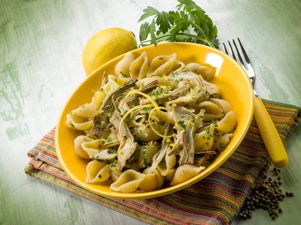 Pasta Med Kronärtskocka Citron Skal Och Koriander — Stockfoto