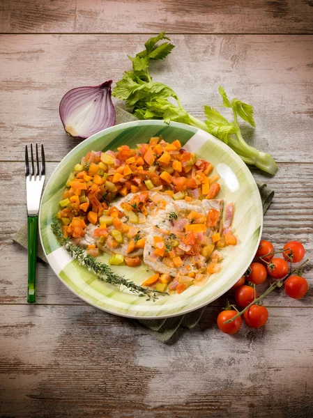 Köttskivorna Med Grönsaker Sallad — Stockfoto