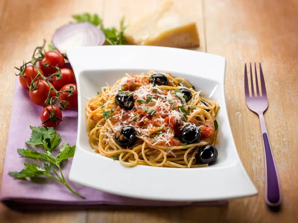 Espaguetis Con Aceitunas Negras Tomates Queso Parmesano Enfoque Selectivo —  Fotos de Stock