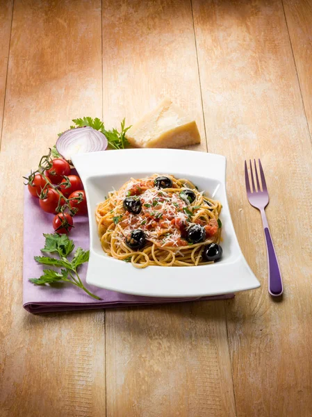 Espaguetis Con Aceitunas Negras Tomates Queso Parmesano —  Fotos de Stock
