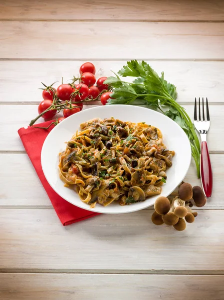 Tagliatelle Med Champinjoner Och Tomater — Stockfoto