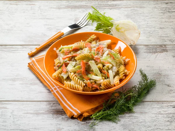 Fusilli Mit Räucherlachs Und Rohem Fenchel — Stockfoto