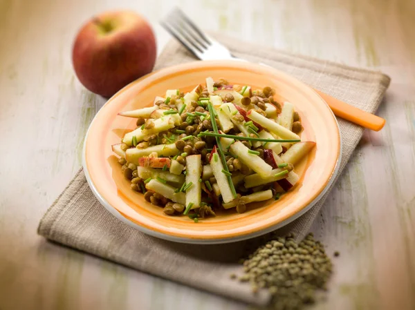 Ensalada Lentejas Con Manzana Rebanada Enfoque Selectivo — Foto de Stock