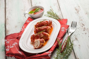 ham domates sosu ve timus ile yerleştirilmiştir