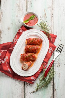 ham domates sosu ve timus ile yerleştirilmiştir