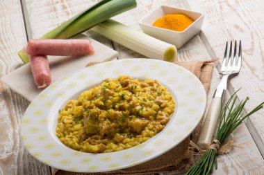 risotto sosis pırasa zerdeçal ve bıçak ile