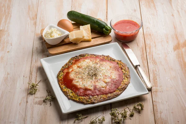 Pizza Omelette Aux Courgettes Avec Tomate Mozzarella — Photo
