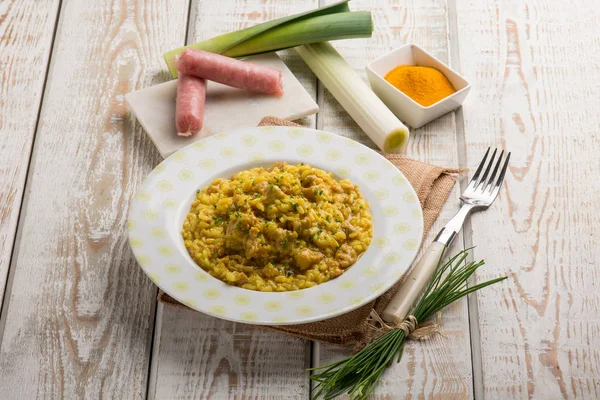 Risotto Mit Wurst Lauch Kurkuma Und Schnittlauch — Stockfoto