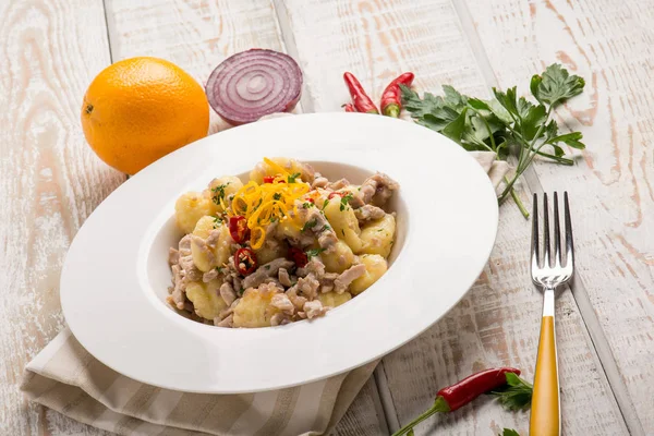 Gnocchi Mit Thunfischzwiebeln Und Orangenschale — Stockfoto