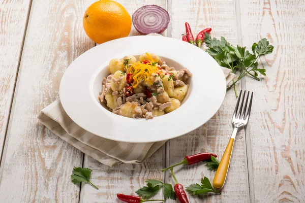 Gnocchi Mit Thunfischzwiebeln Und Orangenschale — Stockfoto