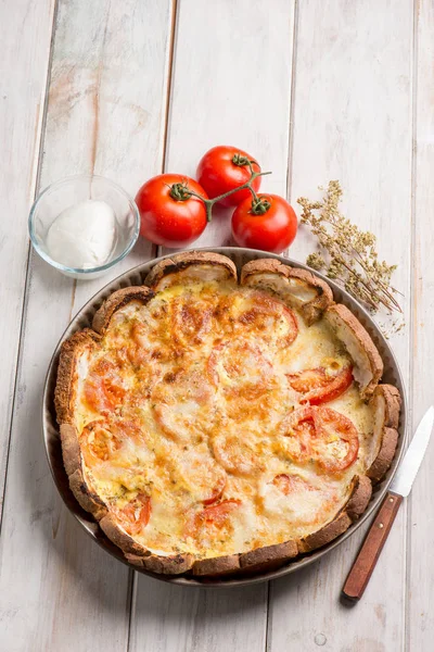 Pizza Con Pan Rebanado Tomates Frescos Mozzarella —  Fotos de Stock