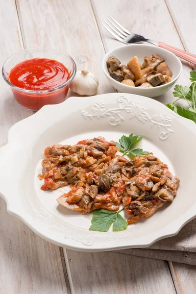 Kalbsschnitzel Mit Steinpilzen Und Tomatensauce — Stockfoto