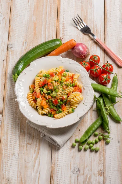Pasta Con Piselli Verdi Zucchine Pomodori Freschi Carote — Foto Stock