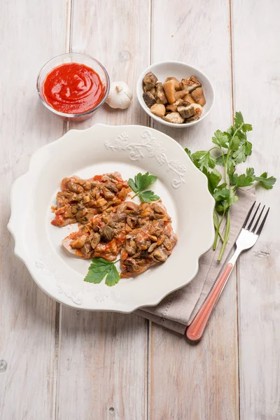 Kalbsschnitzel Mit Steinpilzen Und Tomatensauce — Stockfoto