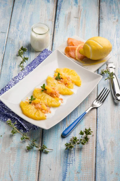 Ananas Sallad Med Rökt Lax Och Citronskal — Stockfoto