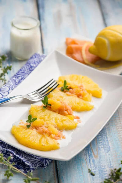 Ananas Sallad Med Rökt Lax Och Citronskal — Stockfoto