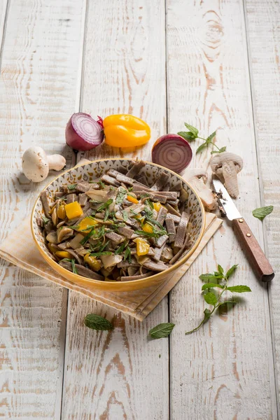 Pasta Pizzocheri Con Funghi Pepe Foglie Menta — Foto Stock