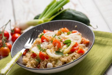 karışık salata quinoa salatalık ve domates ile