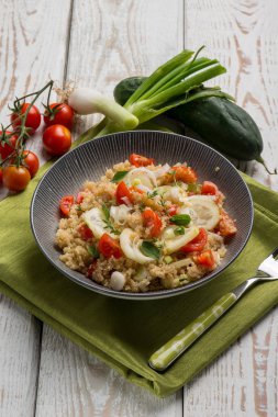 karışık salata quinoa salatalık ve domates ile