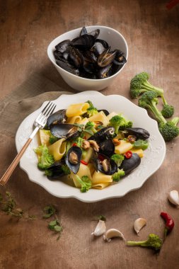 Makarna Brokoli ve midye, yakın çekim