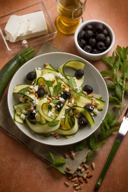 ızgara Kabaklari beyaz peynir ve zeytin salatası