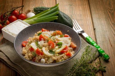 karışık salata quinoa salatalık ve domates ile