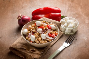 chikpeas, biber ve mozzarellalı salata