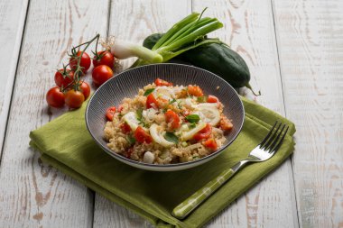 karışık salata quinoa salatalık ve domates ile