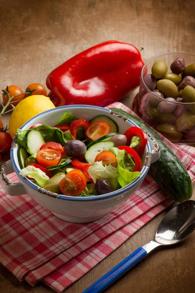 Yeşil Zeytin Biber Salatalık Domates Ile Karışık Salata — Stok fotoğraf