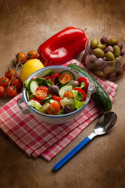 Mixed Salad Green Olives Capsicum Cucumber Tomatoes — Stock Photo, Image