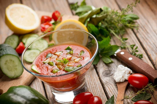 Gaspacho Tomates Avec Des Ingrédients Sur Table — Photo