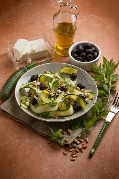 Salada Abobrinha Grelhada Com Queijo Feta Azeitonas — Fotografia de Stock