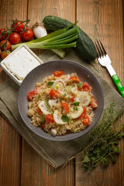 Gemischter Salat Mit Quinoa Gurken Und Tomaten — Stockfoto