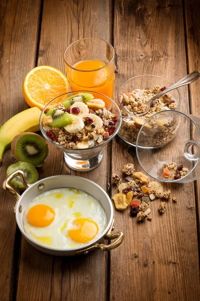 Πρωινό Αυγά Μούσλι Πορτοκαλί Χυμό Και Φρούτα — Φωτογραφία Αρχείου