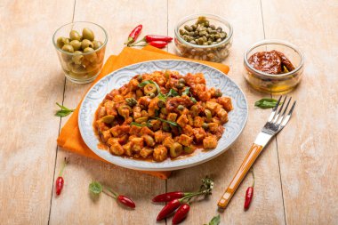 Tempe domates Kapari ve yeşil zeytin ile