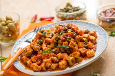 Tempe domates Kapari ve yeşil zeytin ile