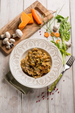 makarna mantar KABAK havuç anf kırmızı biber ile