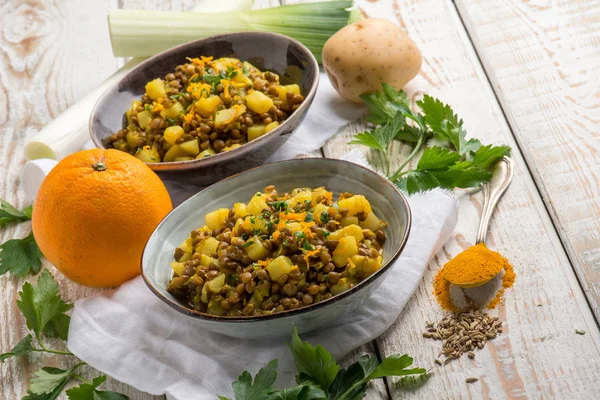 Kartoffeln Linsensalat Mit Kurkuma Fenchelsamen Und Orangenraspeln — Stockfoto