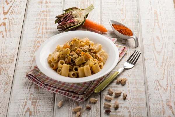 Macarrão Com Alcachofras Cenouras Creme Pistache Nozes — Fotografia de Stock