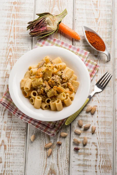 Pasta Con Carciofi Crema Carote Pistacchi — Foto Stock